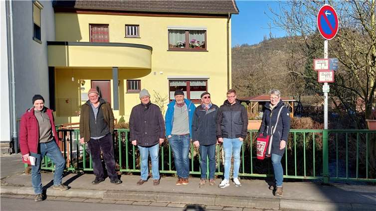 Die Freie Wählergruppe bei einer Ortsbegehung an der Bachbrücke in Brohl. Foto: FWG Brohl-Lützing