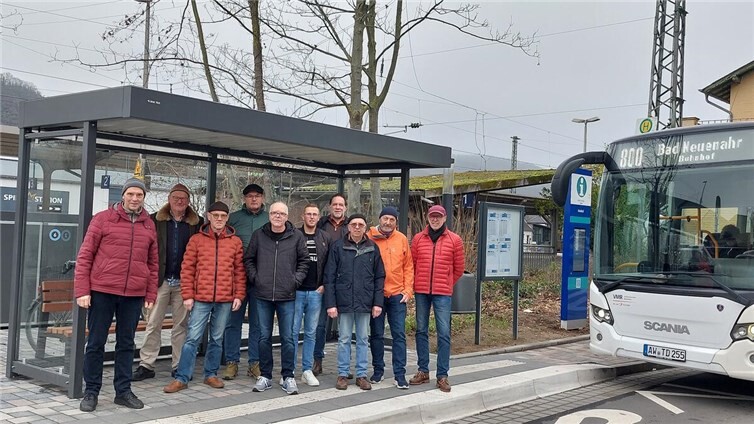 Die Freie Wählergruppe macht sich ein Bild von dem neugestalteten Bahnhofsumfeld in Brohl. Foto: privat