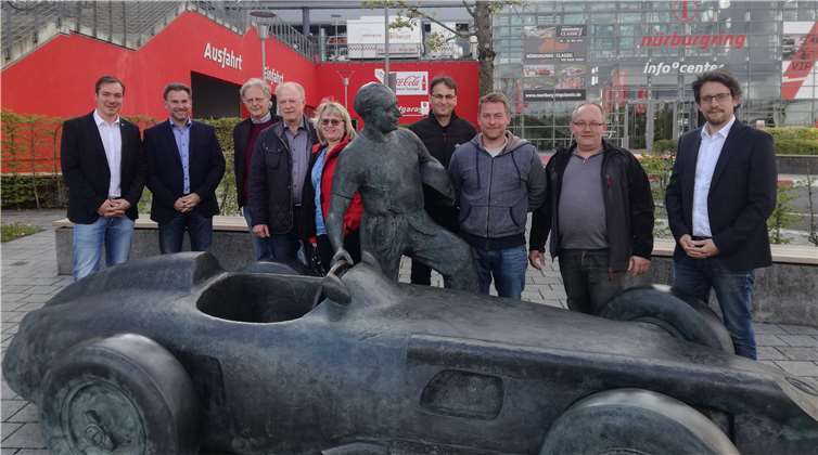 Die Freien Wähler Verbandsgemeinde Adenau e.V. mit Geschäftsführer Mirco Markfort (li.) und Pressesprecher Alexander Gerhard (re.) der Nürburgring 1927 GmbH & Co. KG. Foto: privat