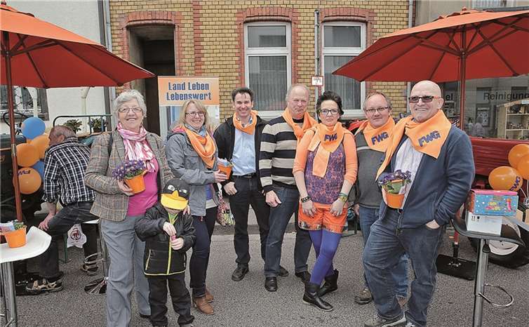 Die Freien Wähler der Verbandsgemeinde Adenau bei der Frühlingsaktion auf dem Frühlingsmarkt in Adenau. Dreschers
