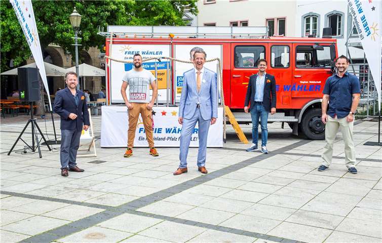 Die Freien Wähler hatten in Koblenz zu einer Solidaritätskundgebung aufgerufen und es folgten viele Bürger dem Aufruf.Foto: Peter Birkenbeul