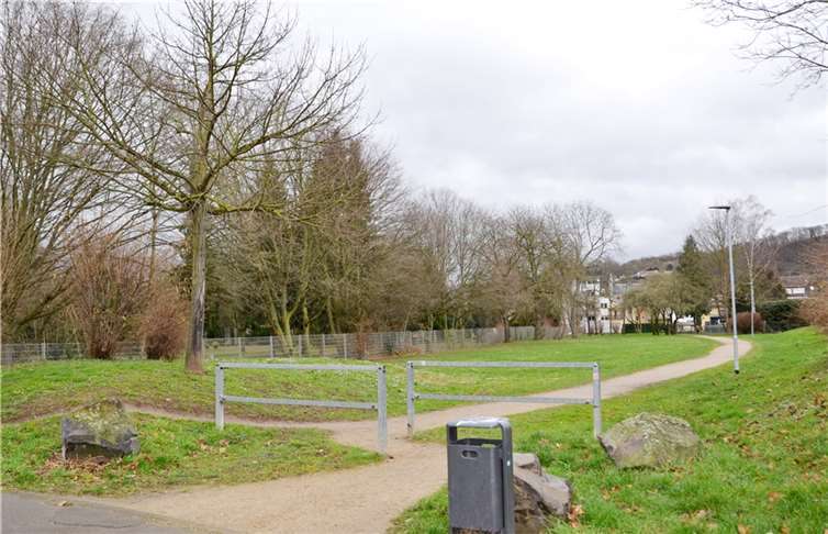 Die Freifläche südlich des Friedhofs Neuendorf wird durch den Eigenbetrieb Grünflächen- und Bestattungswesen in einen Park umgestaltet und um ehemalige Friedhofsflächen vergrößert. Foto: Stadt Koblenz