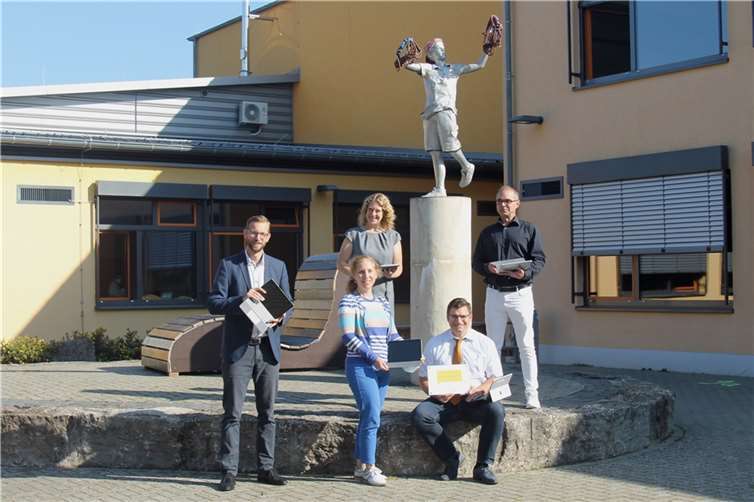Die Freiherr-vom Stein-Realschule plus in Nentershausen wurde als „Digitale Schule“ ausgezeichnet. Darüber freuen sich (vorne v.r.) Schulleiter Stephan Szasz und die Digital-Koordinatorin Gloria Otthoff sowie Bürgermeister Ulrich Richter-Hopprich, die Fachbereichsleiterin Schulverwaltung Helene Rörig und der EDV-Koordinator Heiko Hickmann von der VG Montabaur.Foto: privat