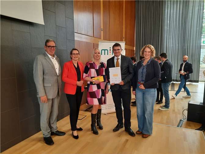 Die Freiherr-vom Stein-Realschule plus in Nentershausen erhielt erneut das Signet „Digitale Schule“. Darüber freuen sich (v.l.) der Erste Beigeordneter Andree Stein, Bildungsministerin Dr. Stefanie Hubig, Lehrerin Anna-Lena Diel, Schulleiter Stephan Szasz und Fachbereichsleiterin Helene Rörig von der VG Montabaur. Foto: VG Montabaur
