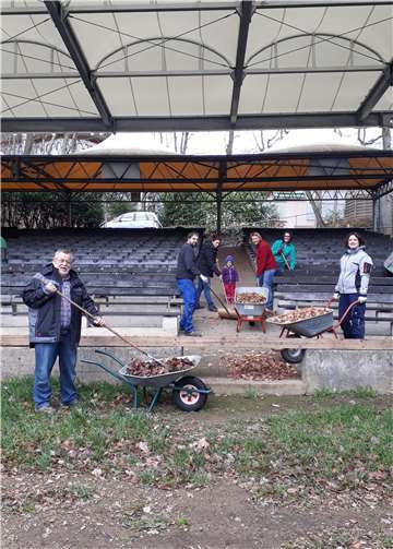 Die Freilichtbühne Schuld startet in die Saison: Bühne und Zuschauerränge wurden bereits von herumliegendem Laub und Ästen befreit. Foto: privat
