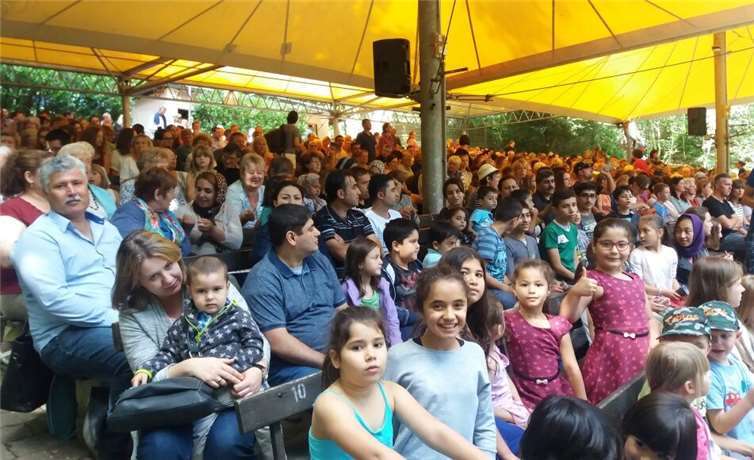 Die Freilichtbühne Schuld war voll besetzt mit Kindern und ihren Eltern.privat