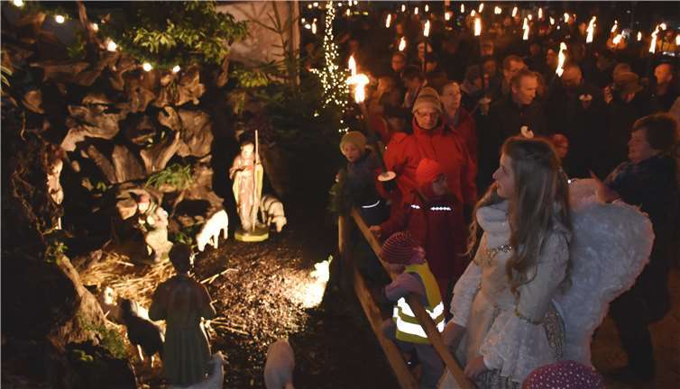 Die Freilichtkrippe an der Alten Schmiede war die erste Attraktion für Christkind und die 200 Eröffnungsteilnehmer.