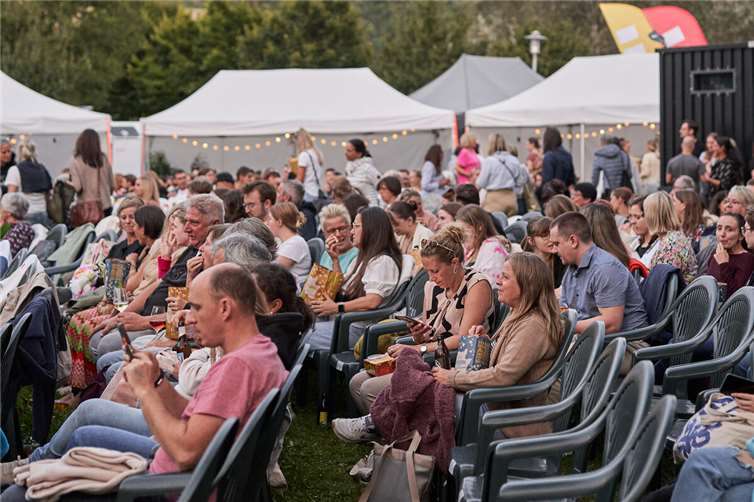 Filmgenuss unter freiem Himmel  Die Freiluft-Kinoreihe ist längst ein sommerliches Highlight im Veranstaltungskalender.  Foto: Janos Wlachopulos