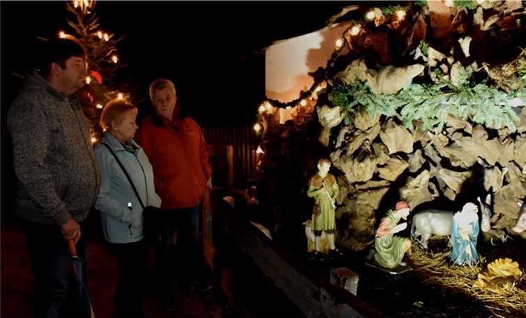 Die Freiluftkrippe steht jetzt an der Alten Schmiede.