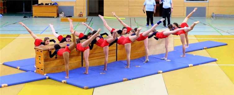 Die Freitags-Grundschulgruppe zeigt ihr Können.