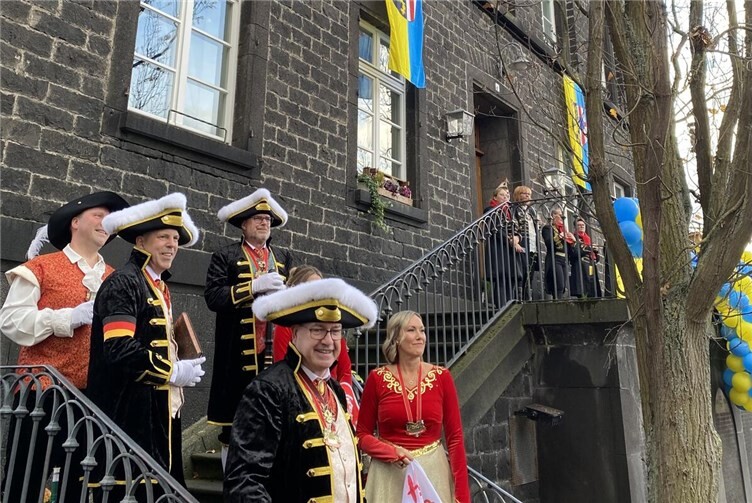 Die Freitreppe, die sich als traditionsreicher Ort für öffentliche Veranstaltungen bewährt hat, bot auch an diesem Tag eine würdige Bühne für das stimmungsvolle Ereignis.