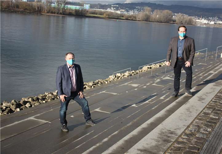 Die Freitreppen werden bei den nächsten Sonnenstrahlen wieder von den Menschen als Sitzflächen genutzt werden. Oberbürgermeister Jan Einig und CDU-Landtagskandidat Pascal Badziong bei ihrem Rundgang am Deichvorgelände.Foto: CDU