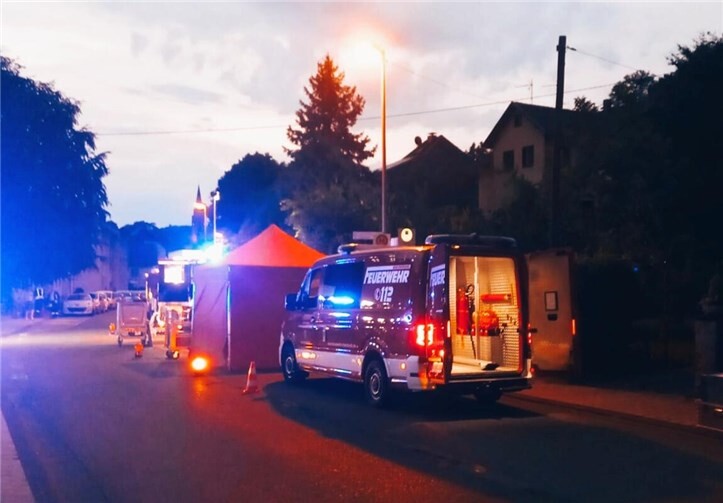 Die Freiwillige Feuerwehr Bad Hönningen im Einsatz beim Wohnungsbrand in Rheinbrohl. 