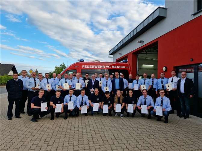 Die Freiwillige Feuerwehr Bell mit dem Landrat Dr. Alexander Saftig und dem Bürgermeister der Verbandsgemeinde Mendig, Jörg Lempertz. Quelle: Verbandsgemeinde Mendig