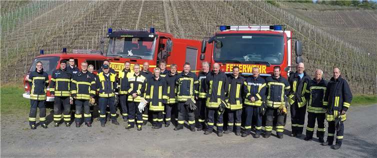 Die Freiwillige Feuerwehr Dernau - Mannschaft mit Geräteausstattung.Archiv