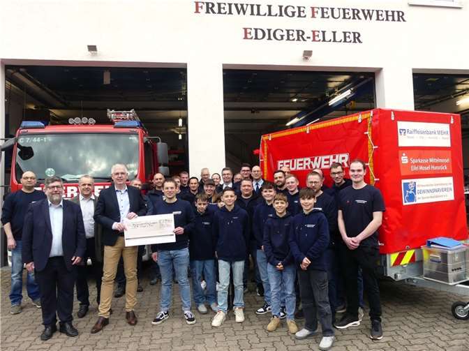 Die Freiwillige Feuerwehr Ediger- Eller und ihre Jugendfeuerwehr konntenihren Fuhrpark dank gewogener Sponsoren um einen Einsatzhänger erweitern. Foto: TE
