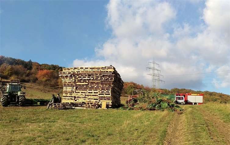 Die Freiwillige Feuerwehr Gönnersdorf hat den ersten Bauabschnitt des Martinsfeuers erledigt.