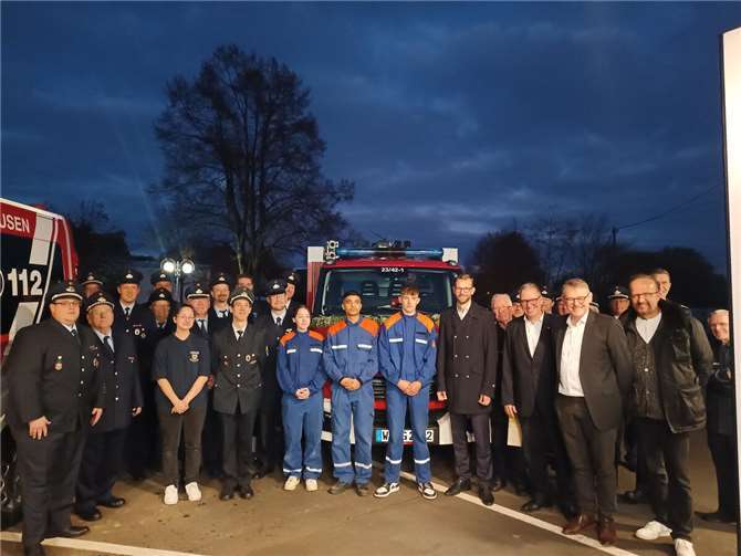 Die Freiwillige Feuerwehr Görgeshausen hat feierlich das neue Fahrzeug, ein TSF-W, in Betrieb genommen.  Foto: VG Montabaur / Monique Brill