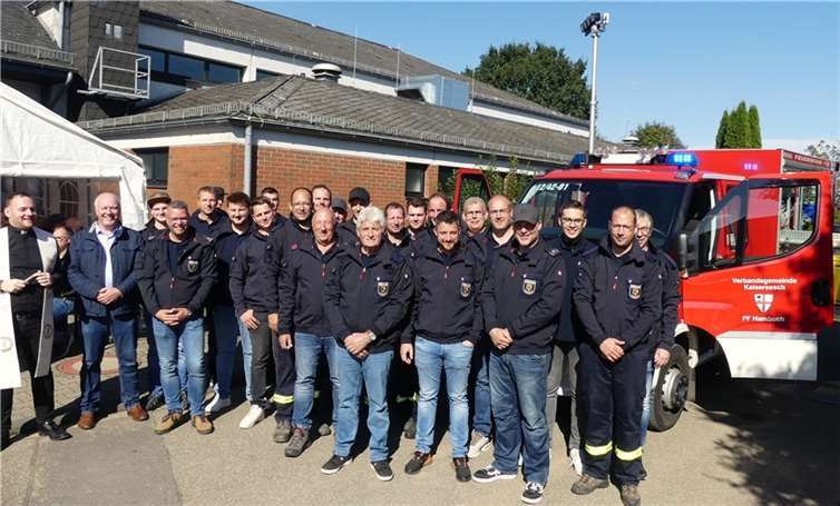 Die Freiwillige Feuerwehr Hambuch um ihren Wehrführer Daniel Hartmann freut sich über das neue Tragkraftspritzenfahrzeug (TSF-W). Foto: TE