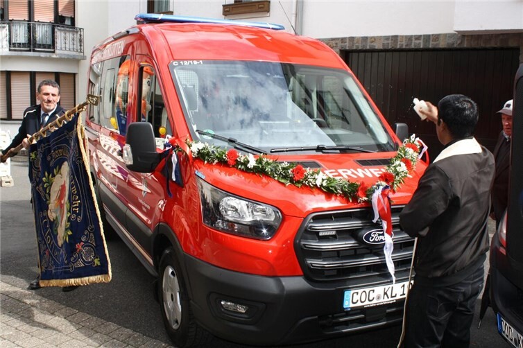 Die Freiwillige Feuerwehr Klotten konnte eine neues MTF in Dienst stellen. Pater Alphonsi verlieh ihm den christlichen Segen.