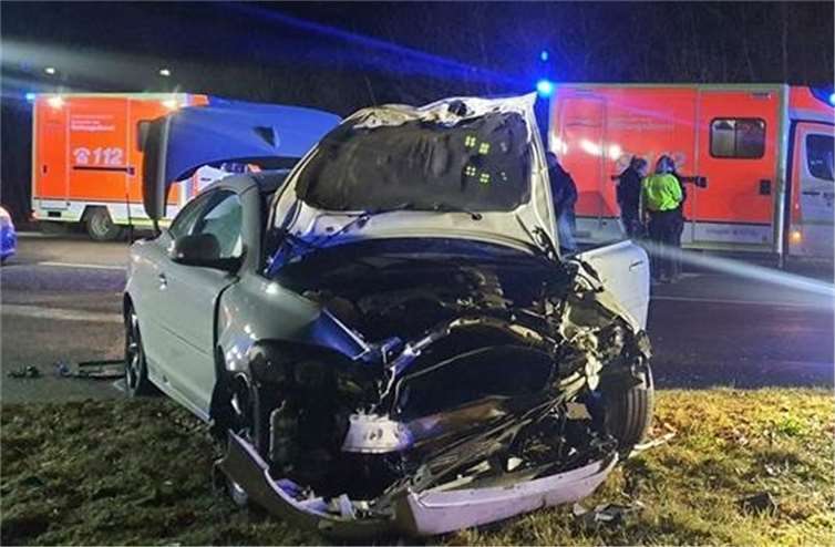 Die Freiwillige Feuerwehr Königswinter befreite eine Person mit technischen Geräten aus dem Unfallfahrzeug. Foto: FFW Königswinter