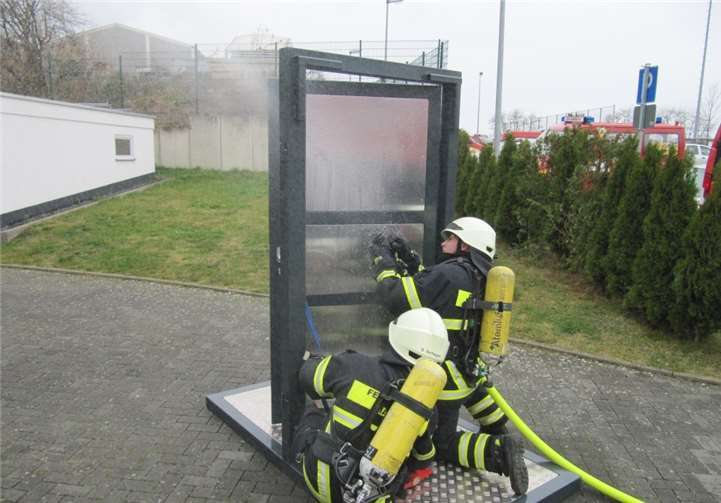Die Freiwillige Feuerwehr Mayen führte die Übungstüren vor.