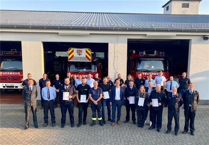 Die Freiwillige Feuerwehr Mendig mit dem Bürgermeister der Verbandsgemeinde Mendig, Jörg Lempertz. Foto: VG Mendig