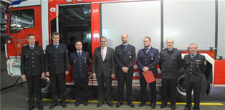 Die Freiwillige Feuerwehr Nentershausen hat einen neuen Stellvertretenden Wehrführer gewählt. Mit dabei waren (v.l.): VG-Wehrleiter Jens Weinriefer, Wehrführer Henrik Mansel, der Stellvertretender Wehrführer Boris Kremer, der Erste Beigeordnete Andree Stein, der neu gewählte Stellvertretender Wehrführer Sebastian Meudt und sein Vorgänger Michael Schmidtke sowie die Stellvertretenden Wehrleiter Patrick Weyand und Hans-Joachim Klimke. Freiwillige Feuerwehr Nentershausen