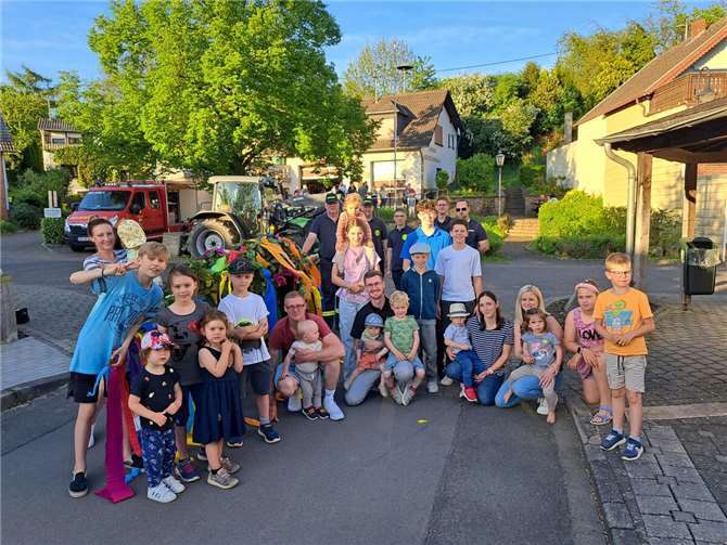 Die Freiwillige Feuerwehr Niederdürenbach hatte auch dieses Jahr wieder zum Maibaumstellen eingeladen und das Brauchtum zum Monat Mai aufrechterhalten. Foto: privat