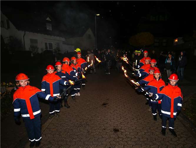 Die Freiwillige Feuerwehr Nörtershausen inklusive der Jugendfeuerwehrsorgten für die Sicherheit beim Martinszug. Fackelträgerführten den Zug an, erleuchteten die Dunkelheit. Fotos: EP