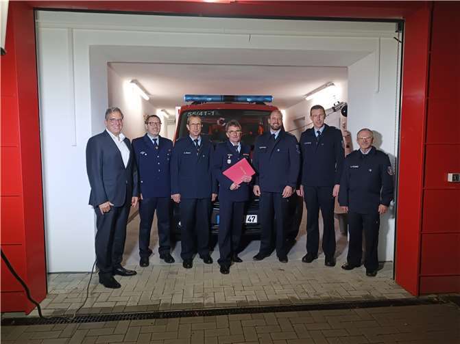 Die Freiwillige Feuerwehr Nomborn hat Thomas Buschhaus (3.v.r.) zum neuen Wehrführer und damit zum Nachfolger von Alexander Heibel (4.v.r.) gewählt. Abschied und Neubeginn wurden begleitet von (v.l.) dem Ersten Beigeordneten Andree Stein, Ortsbürgermeister und Feuerwehrmann Patrick Brach, dem Stellvertretenden Wehrführer Claus Sassen, Wehrleiter Jens Weinriefer und seinem Stellvertreter Hans-Joachim Klimke. Foto: VG Montabaur / Monique Brill