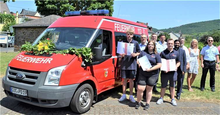 Die Freiwillige Feuerwehr Poltersdorf konnte sich nicht nur über drei personelle Neuzugänge, sondern auch über ein neues Einsatzfahrzeug freuen. Foto: TE