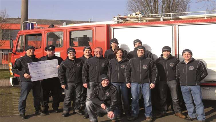 Die Freiwillige Feuerwehr Weitersburg freut sich sehr über einen Scheck der Raiffeisenbank. privat