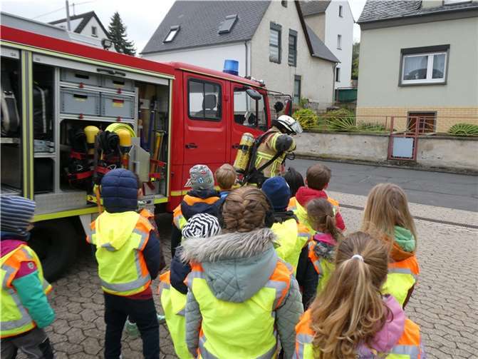 Die Freiwillige Feuerwehr aus Thür besuchte die Maxis der Kindertagesstätte.  Foto: privat
