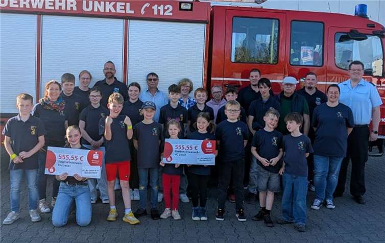Die Freiwillige Feuerwehr freut sich über die Spende.Fotos: privat