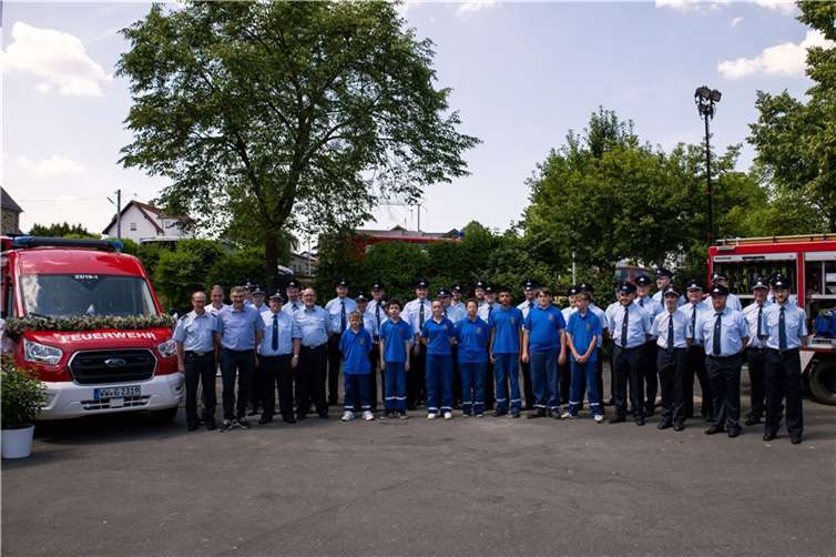 Die Freiwillige Feuerwehr hat ein neues Mitglied im Fuhrpark: Seit wenigen Tagen steht ihr ein Mannschafts-Transport-Fahrzeug zur Verfügung, welches der Wehrführer bei einer Feier und einem Tag der offenen Tür seiner Bestimmung übergab.  Foto: Freiwillige Feuerwehr Görgeshausen / Tobias Kasper