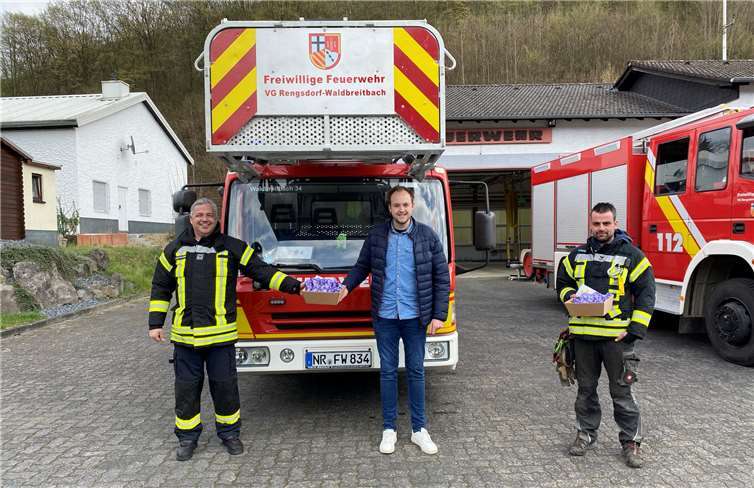 Die Freiwillige Feuerwehr konnte sich über die Schokoladen-Osterhasen freuen. Foto: privat