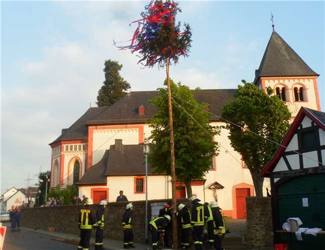Die Freiwillige Feuerwehr stellte den imposanten Maibaum an der Kirche auf. Foto: privat