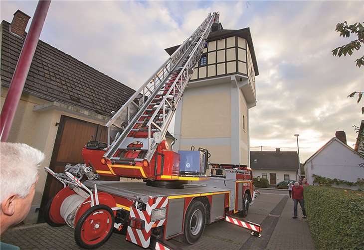 Die Freiwillige Feuerwehr unterstützte mit der Drehleiter die Aktion.WT