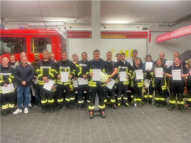 Die Freiwilligen Feuerwehren der Verbandsgemeinde Altenahr freuen sich über 24 neue Einsatzkräfte. Im Feuerwehrhaus Ahrbrück erhielten sie die Bescheinigungen über die erfolgreiche Teilnahme an einem vierwöchigen Grundausbildungslehrgang.  Foto: Frank Linnarz / VG Altenahr