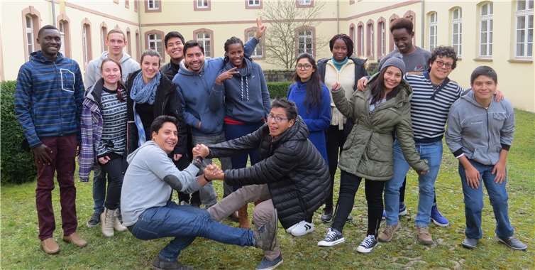 Die Freiwilligen sind (v.li.): (Hinten) Alphonse Yamuragiye, Roman Ozarko, Iago Santos, Jeannine Poda, Joseph Hirwa Mukwiye. (Mitte) Viktoriia Shulha, Katalin György, Carlos Ernesto Munhoz Mendoza, Donatha C. Ingabire, Mehwish Iqbal, Laura Marcela Arandia Sejas, David Maldonado, Adalìd Ramírez Zárate. (Vorne) Alexander Danile Claros und Jhamir Ticona Limachi.Privat