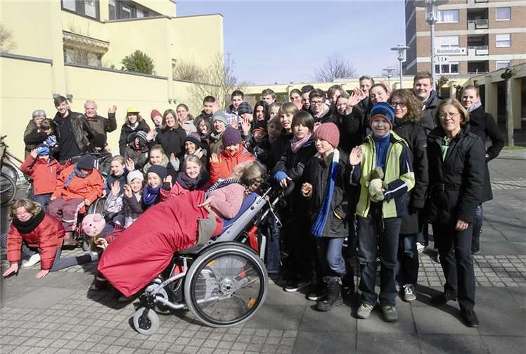 Die Freizeitgruppe, bestehend aus 25 Kindern und Jugendlichen mit und ohne Behinderung und 20 HelferInnen, verbrachte abwechslungsreiche Ferientage im Evangelischen Kirchenzentrum „Die Arche“. privat