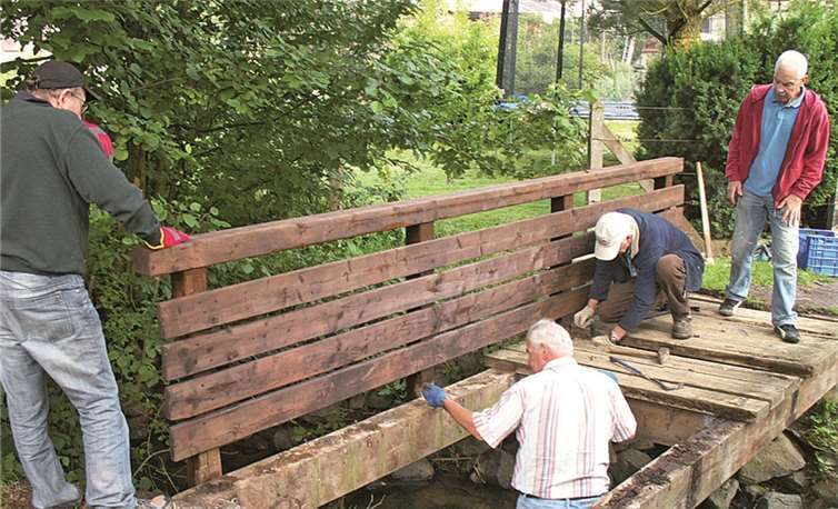 Die „Freizeitworker“ sanierten die Fußgängerbrücke über den Vinxtbach im Bereich „In den Gärten“.WK