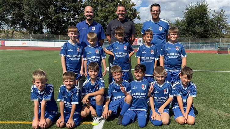 Die Freude bei den Kickern der F1 (Jahrgang 2017) war groß, als die neuen Trikots, gesponsert von Maler- und Lackierermeister Thomas Wahl, durch die Mannschaft, Trainer Christian Einig und Vorsitzenden Sebastian Neises entgegengenommen werden konnten. Der SV Ochtendung hat sich bei den neuen Derbystar-Trikots für ein einheitliches Design entschieden, dass in Zukunft bei allen Ochtendunger Juniorenteams zum Einsatz kommen soll und lokale Identitätsmerkmale wie die Burg Wernerseck auf dem Rumpf und die Skyline von Ochtendung zwischen den Schulterblättern darstellt. Der Verein dankt dabei dem Team-Ausstatter Ed-Store aus Ochtendung für die Umsetzung des neuen Designs. Foto: SV Ochtendung