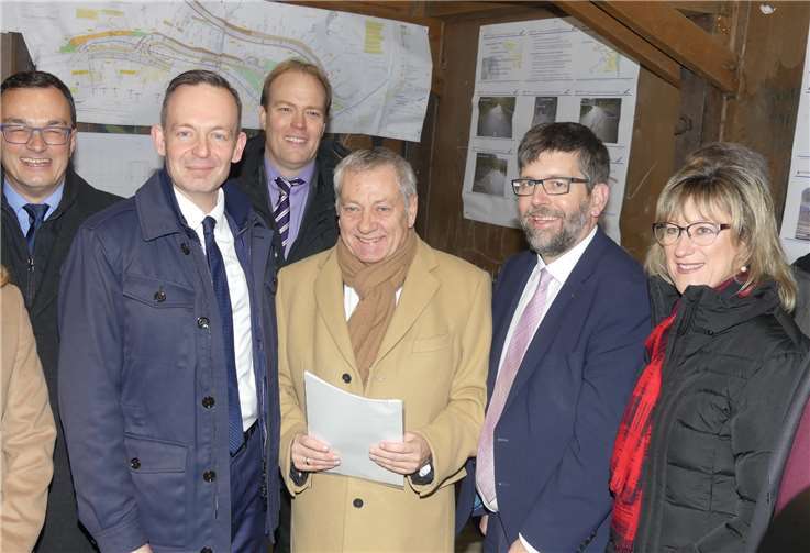 Die Freude bei den Offiziellen ist groß. Landrat Manfred Schnur hält den Landesförderbescheid in Händen.