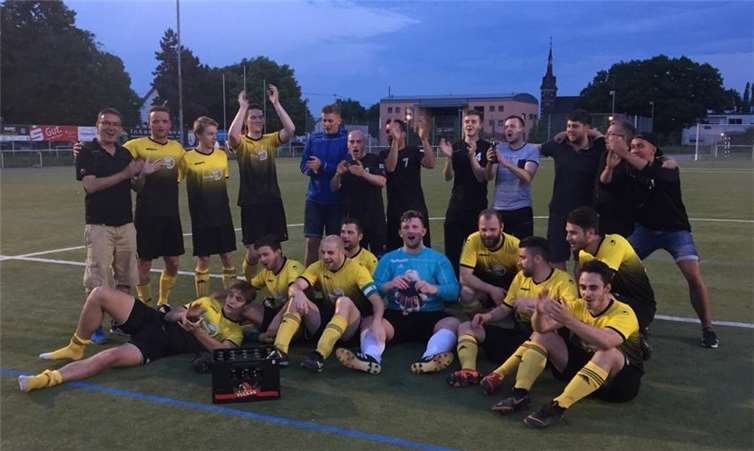 Die Freude bei der Mannschaft, Vorständen und mitgereisten Zuschauern über den Sieg und damit den Aufstieg in die B-Klasse war groß.Foto: privat