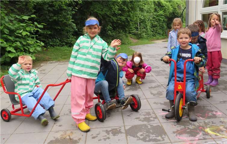Die Freude darüber ist enorm, weil es sich diesmal nicht um die bekannten Bobbycars handelt, sondern um Fahrzeuge, die so nicht unbedingt in jedem Kinderhaushalt zu finden sind. Foto: privat
