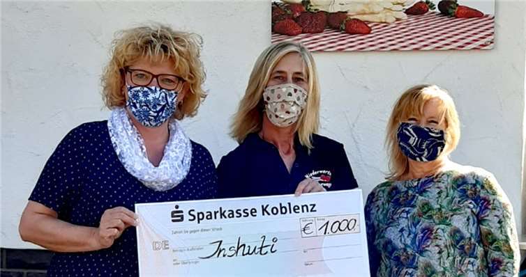 Die Freude der 1. Vorsitzenden Martina Abts bei der Scheckübergabe war groß. Foto: privat