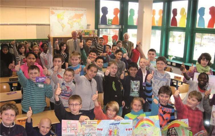 Die Freude der Schülerinnen und Schüler an der Arbeit mit “ihrem” Friedensplakat ist groß.Privat