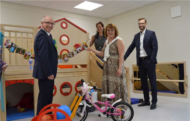 Die Freude ist groß, endlich ist genug Platz in der Kindertagesstätte Abenteuerland: Bei der Einweihungsfeier fehlten zwar die Kinder, doch (v.l.) Ortsbürgermeister Jörg Haseneier, die Kita-Leiteiterinnen Kathrin Herz und Dorothea Schuhen und Bürgermeister Ulrich Richter-Hopprich sind überzeugt, dass die neuen Räumlichkeiten den Kindern ebenso gut gefallen wie ihnen selbst.Foto: Ingrid Ferdinand